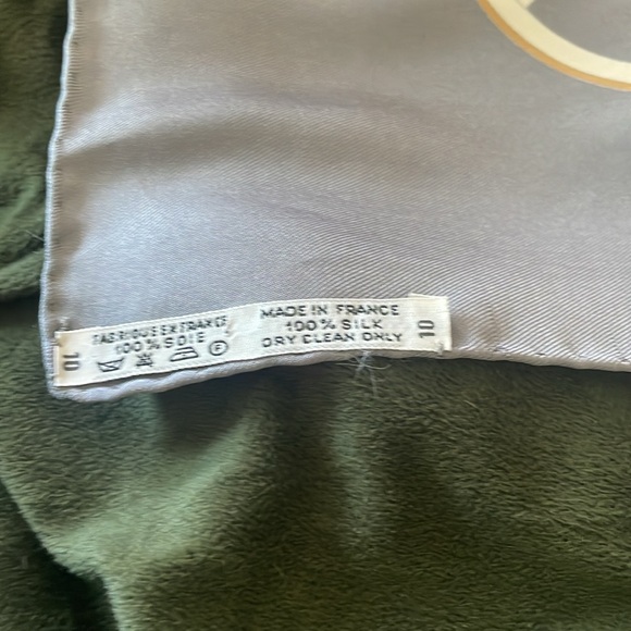 Authentic Hermes "Springs" Carre 90 Silk Scarf Grey EUC🩶💛 with snag - Picture 11 of 13